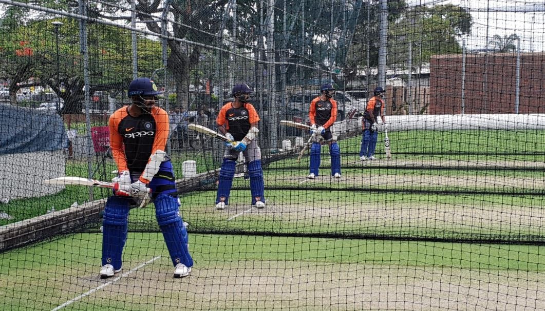 वहीं जसप्रीत बुमराह गेंद की जगह बल्ले पर हाथ आज़माते नज़र आए.