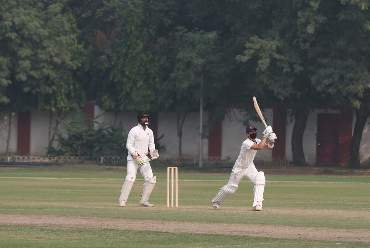 siddhesh lad bats wearing a mask at the karnail singh stadium in delhi रणजी का रोमांच: पिता ने बनाई बेटे को आउट करने की रणनीति, मास्क लगा कर उतरा खिलाड़ी