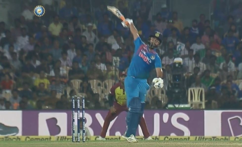 WATCH: एक हाथ से लंबा छक्का लगाकर रिषभ पंत ने कर दिया सबको हैरान