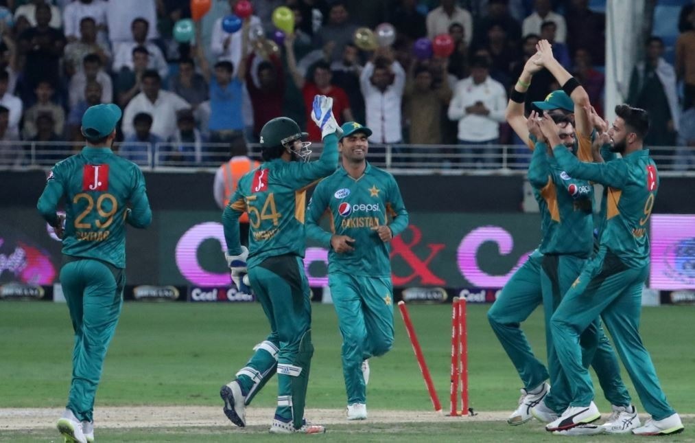 pakistan beat new zealand by 6 wickets to win series by 2 0 PAKvsNZ: आखिरी ओवर में चौका लगाकर मोहम्मद हफीज़ ने पाकिस्तान को दिलाई 6 विकेट से जीत