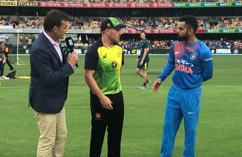 ind vs aus t20i toss and india won toss and chose to bat india vs australia cricket news TOSS 1ST T20 IND vs AUS: टीम इंडिया ने टॉस जीतकर चुनी पहले गेंदबाज़ी