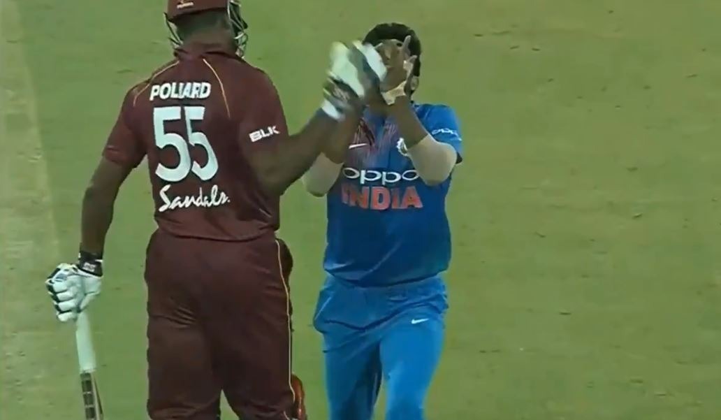 WATCH: पोलार्ड की अजीब हरकत के बीच बुमराह ने पकड़ा शानदार कैच