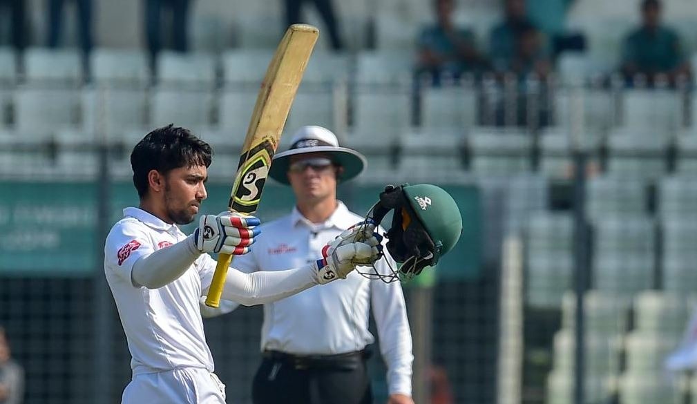 इस दौरान दोनों बल्लेबाज़ों ने पहले दिन ही अपने-अपने शतक पूरे कर लिए. मोमिनुल ने 242 गेंदों में 19 चौकों के साथ अपना शतक पूरा किया. जबकि मुश्फिकुर ने नौ चौकों के साथ अपना छठा टेस्ट शतक जमाया.