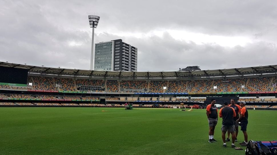 लेकिन इस दौरान भारतीय खेमे में एक ऐसा शख्स नज़र आया जो है तो ऑस्ट्रेलियाई लेकिन ऑस्ट्रेलिया टीम के रवैये से बिल्कुल अलग पहचाना जाता रहा है.