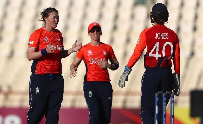 shrubsole sciver heroics knock south africa out WWT20: स्किवेर और श्रबसोले की घातक गेंदबाज़ी से सेमीफाइनल में पहुंचने के करीब पहुंचा इंग्लैंड