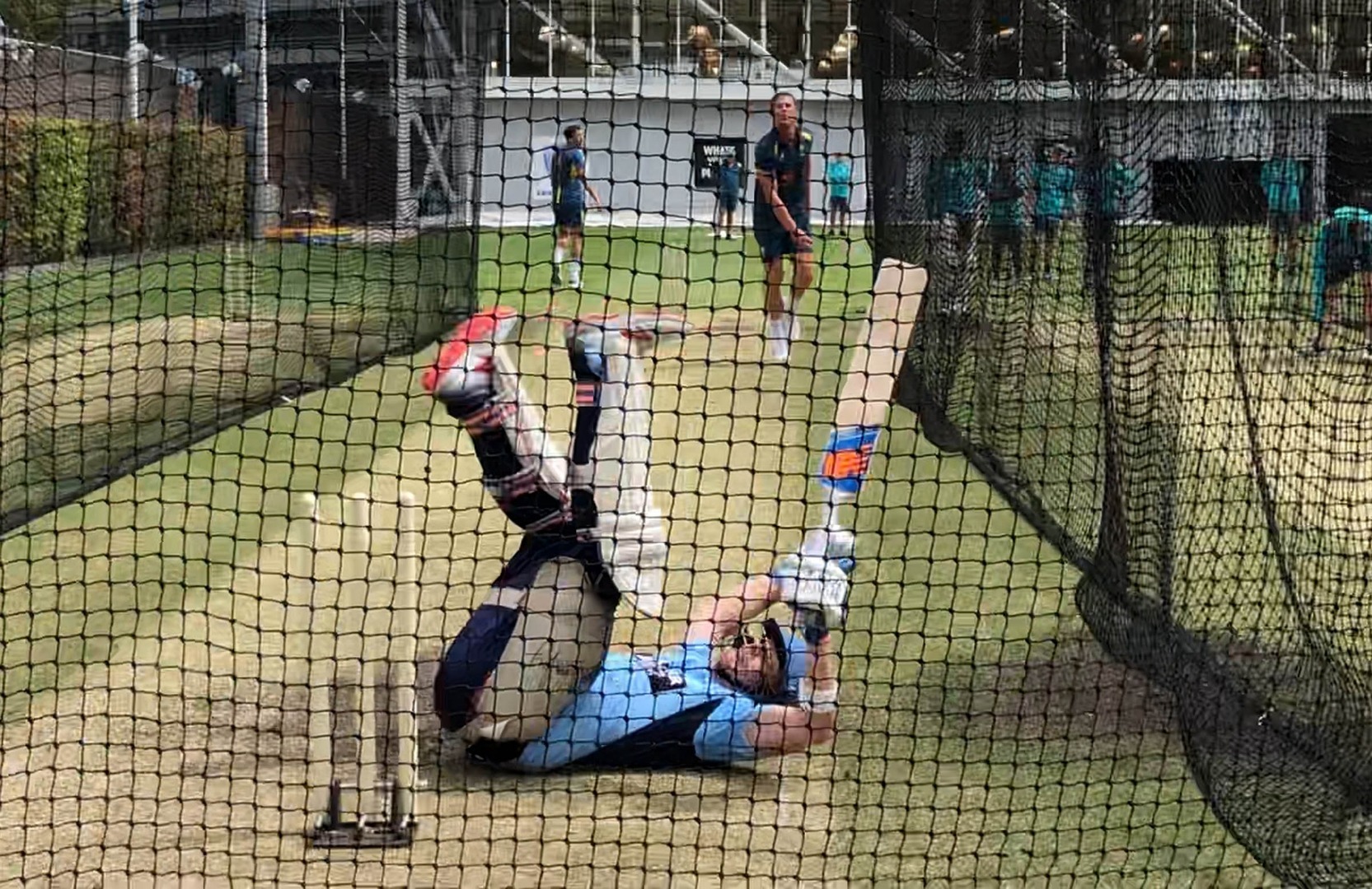 watch smith faces test quicks in scg nets WATCH: ऑस्ट्रेलियाई गेंदबाज़ों को 'विराट एंड कंपनी' से निपटने की तैयारी करवाने पहुंचे स्टीव स्मिथ