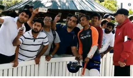 prithvi shaw becomes selfie star in sydney cricket ground after practice match सिडनी क्रिकेट ग्राउंड पर सेल्फी 'स्टार' बने पृथ्वी शॉ