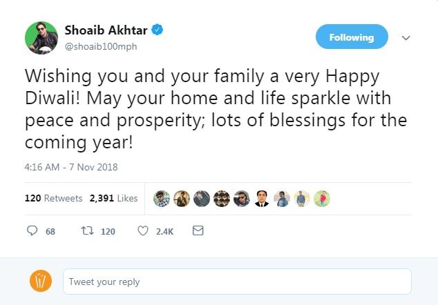 पाकिस्तान के पूर्व तेज़ गेंदबाज़ शोएब अख्तर ने भी इस त्यौहार की बधाई दी.