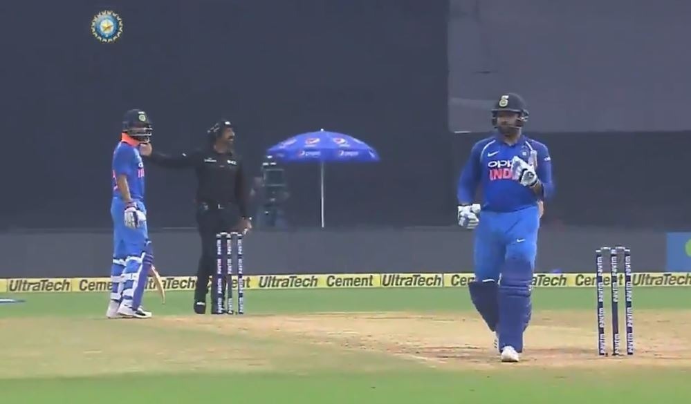 WATCH: 'आउट' होकर मैदान छोड़ जाते हुए रोहित को विराट ने आवाज़ लगाकर बुलाया