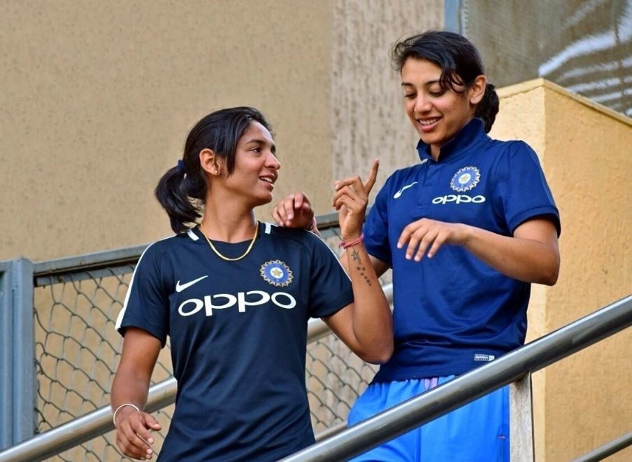 harmanpreet kaur smriti mandhana write to bcci want powar back as coach कोच रमेश पोवार के समर्थन में हरमनप्रीत और स्मृति ने सीओए को लिखा पत्र