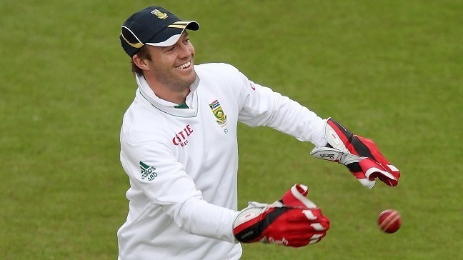 एक मैच में सबसे अधिक कैच लपकने के मामले में पंत ने इंग्लैंड के जैक रसेल और साउथ अफ्रीका के एबी डिविलियर्स की बराबरी की है.