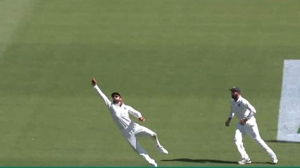 India vs Australia Watch: एक हाथ से हवा में विराट ने लपका हैंड्सकॉम्ब का कैच, वीडियो वायरल India vs Australia Watch: एक हाथ से हवा में विराट ने लपका हैंड्सकॉम्ब का कैच, वीडियो वायरल