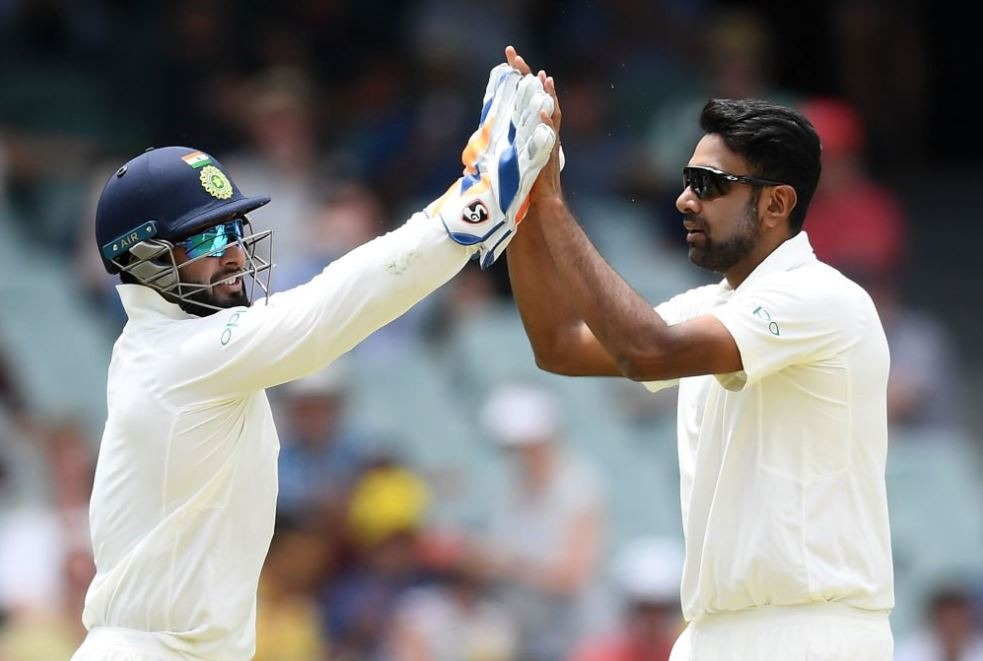 ऑस्ट्रेलिया के खिलाफ जारी चार मैचों की सीरीज़ के पहले टेस्ट में ऑस्ट्रेलिया के खिलाफ पहली पारी में विकेटकीपिंग करते हुए उन्होंने छह कैच लपककर एमएस धोनी के रिकॉर्ड की बराबरी कर ली है.