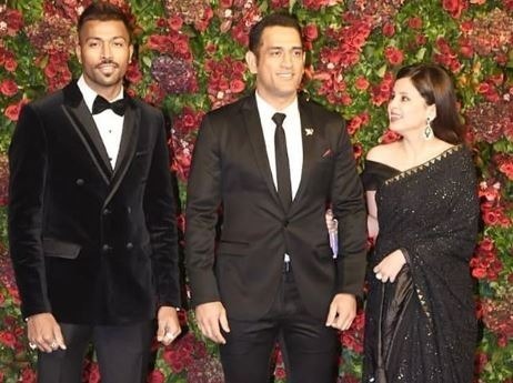 deepveer reception ms dhoni turns hilarious sakshi moves out of frame दीपिका-रणवीर के रिसेप्शन में धोनी-हार्दिक पांड्या की ग्रैंड एंट्री, पत्नी साक्षी भी हुई शामिल