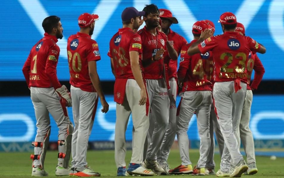 आईपीएल सीज़न में जहां कई दिग्गज अनसोल्ड रह गए, वहीं एक ऐसे युवा पर भरोसा जताया गया है जिसने अपनी मिस्ट्री गेंदबाज़ी से बड़े-बड़ों को छकाया है. इतना ही नहीं इन्होंने 17 साल की उम्र में क्रिकेट छोड़ अकैडमिक्स में जाने का फैसला किया और आर्कटेक्ट में डिग्री हासिल की. लेकिन अब उनकी फिरकी के कई कयाल हैं और उनकी आईपीएल टीम में वापसी हुई है. 