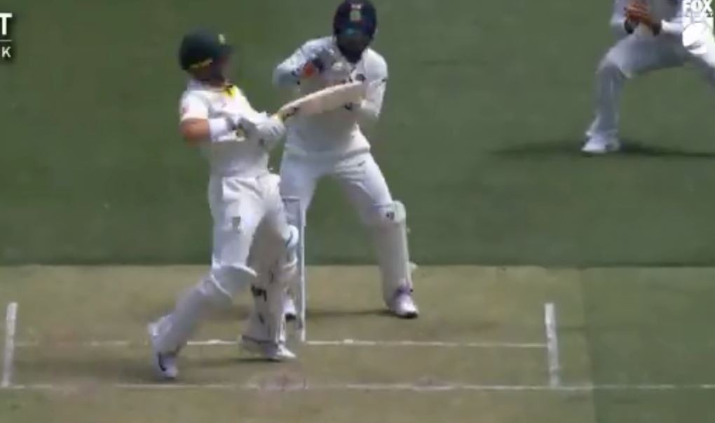 जैसे-जैसे खेल आगे बढ़ रहा है वैसे ही गेंदबाज़ों को विकेट से स्विंग और उछाल भी मिल रहा है. पिच अभी बिल्कुल वैसा ही बर्ताव कर रही है जैसा सचिन ने कहा था. इसका एक उदाहरण हनुवा विहारी की गेंद पर मार्कस हैरिस का विकेट भी है.