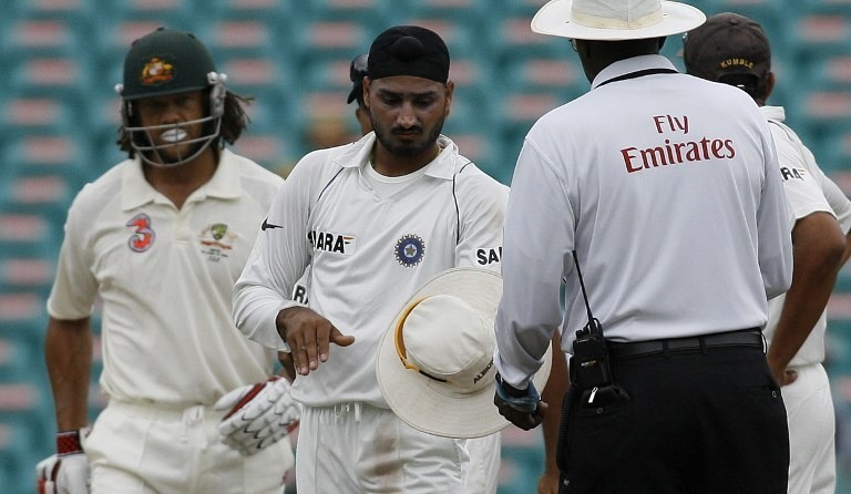 harbhajan singh broke down when apologising for monkeygate andrew symonds मंकीगेट प्रकरण के लिए ‘माफी मांगते’ हुए ‘रोने लगा’ था हरभजन सिंह: एंड्रयू साइमंड्स