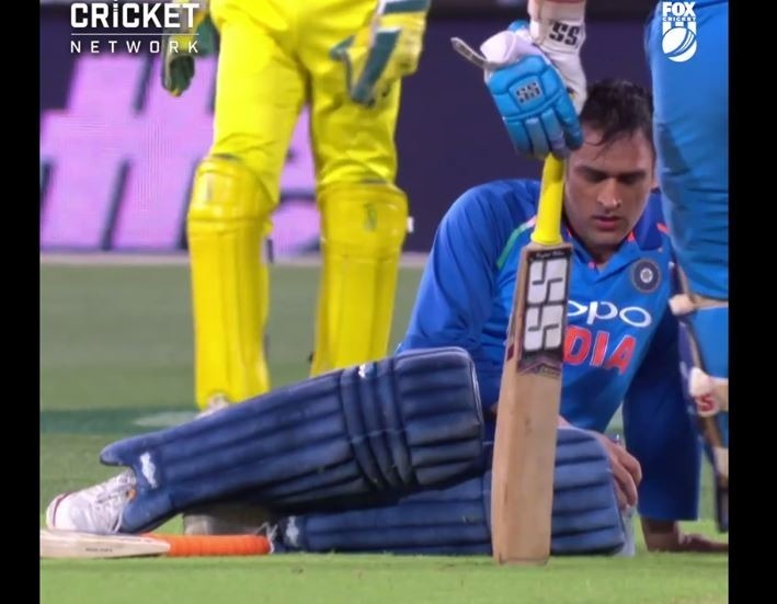 watch adelaides heat trouble dhoni in yesterdays match WATCH: धोनी को सांस लेने में हो रही थी दिक्कत लेकिन फिर भी टीम को जिता दिया मैच