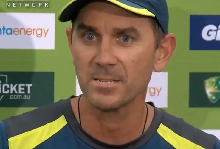 tense exchange between justin langer and a journo before the aussie coach later apologised मैक्सवेल के टेस्ट करियर को लेकर पूछे गए सवाल पर भड़के ऑस्ट्रेलियाई कोच, बाद में मांगी माफी