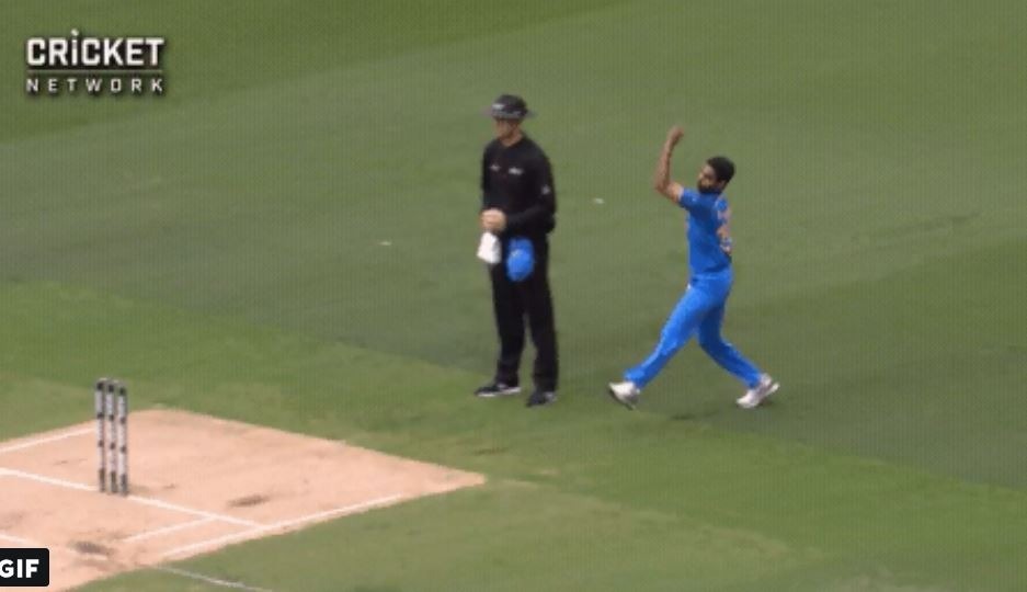 watch india vs australia finch pulls away at the very last minute bhuvneshwar got him on very next ball WATCH India vs Australia: एक गेंद पहले हटकर फिंच ने भुवनेश्वर को उकसाया, अगली ही गेंद पर भुवी ने कर दिया आउट