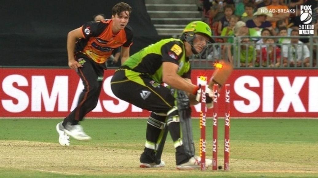 WATCH: BBL में अजीब तरीके से हिट विकेट हो गए जोस बटलर