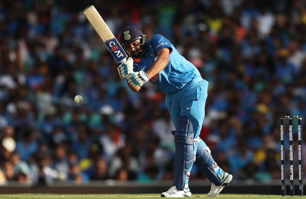 जी हां, हम बात कर रहे हैं टीम इंडिया के हिटमैन रोहित शर्मा की. रोहित ने बीते दिन 43 रनों की पारी खेली जिसमें उन्होंने 2 छक्के लगाए.