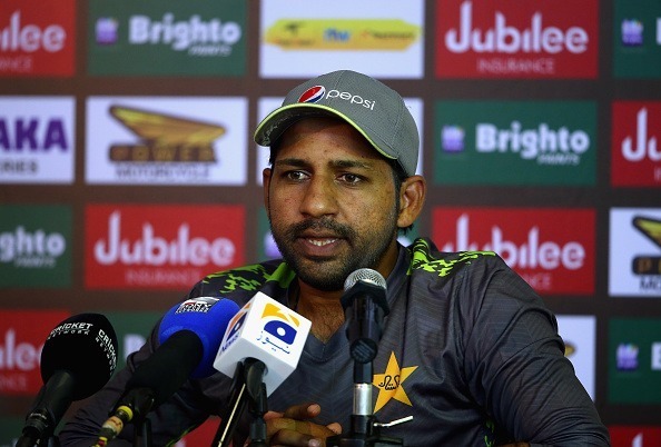 sarfraz ahmed apologises for controversial on field taunt आंदिले फेलुकवायो पर नस्ली टिप्पणी के बाद पाकिस्तानी कप्तान सरफराज अहमद ने मांगी माफी