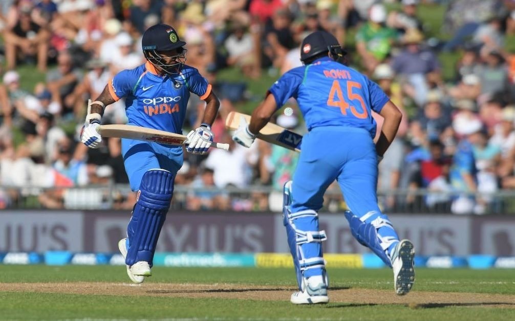 ind vs nz 2nd odi ms dhoni kedar jadhav lift india to 324 IND vs NZ 2nd ODI: बल्लेबाजों के शानदार प्रदर्शन के दमपर भारत ने न्यूजीलैंड को दिया 325 रनों का लक्ष्य