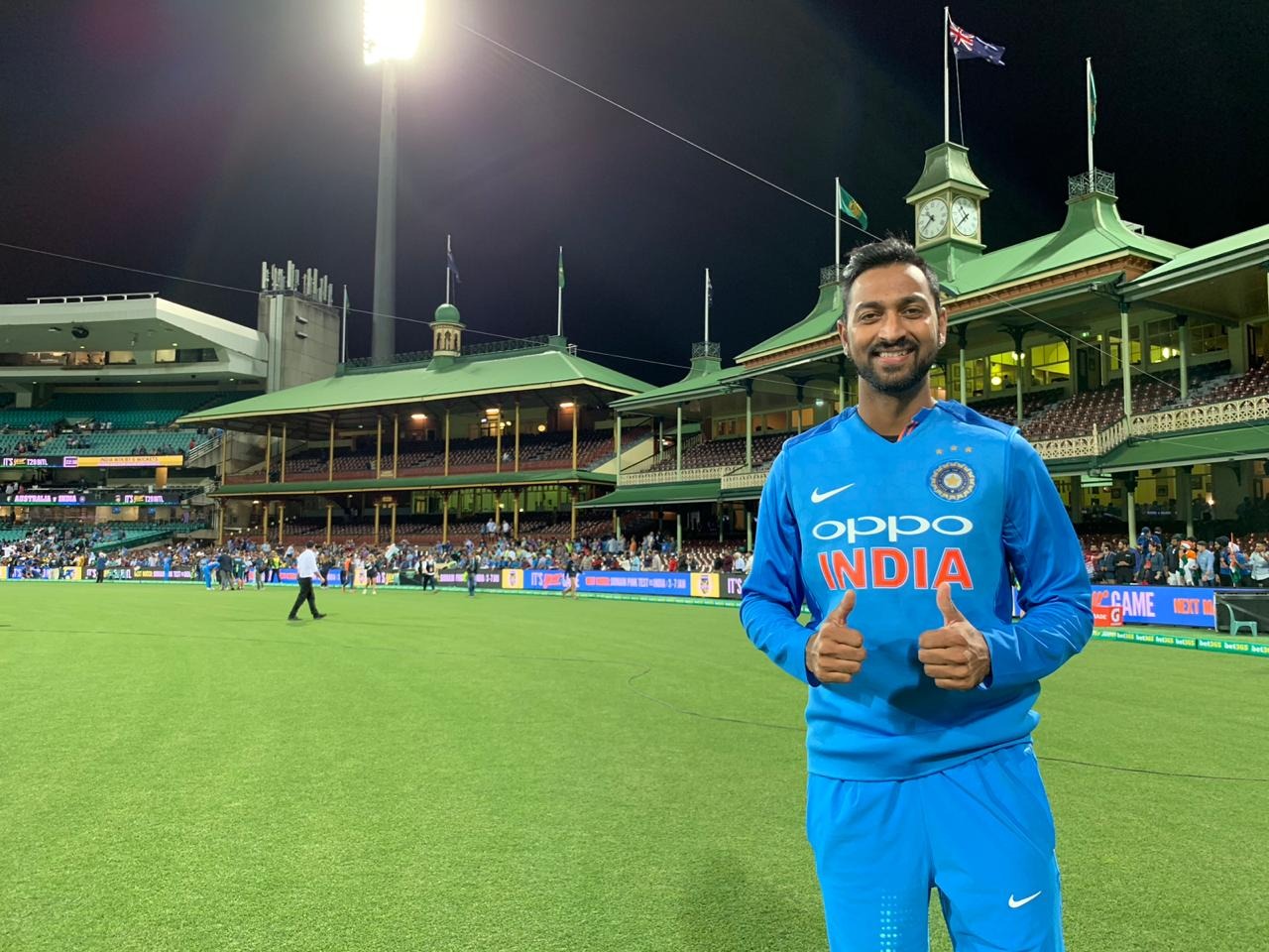 इसके बाद उनकी मदद के लिए क्रिकेट जगत के कई दिग्गज आगे आए हैं इनमें एक नाम क्रुणाल पांड्या का है जिन्होंने मार्टिन के परिवार को ब्लैंक चेक दिया और कहा कि परिवार जितनी रकम चाहे उसमें भर ले.