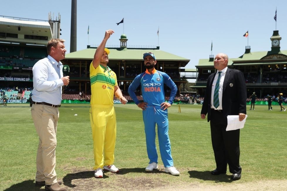 1st odi aaron finch has won the toss and australia choose to bat in the first odi against india 1st ODI Toss India vs Australia: टॉस हारकर पहले गेंदबाज़ी करेगा भारत, ऐसा है प्लेइंग इलेवन