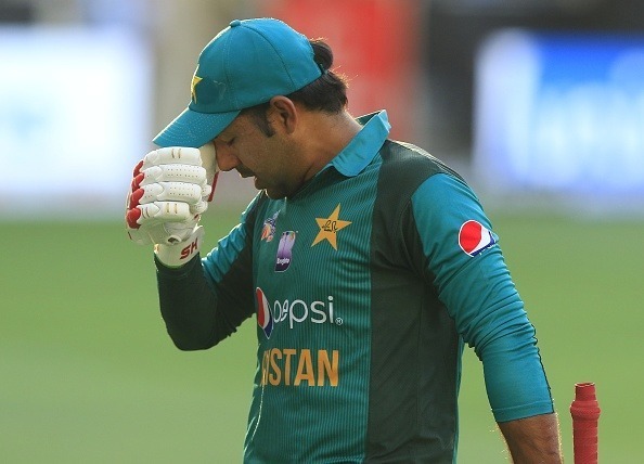 wasim akram slams pcb for calling back sarfraz ahmed from south africa बैन के बाद सरफराज को पाकिस्तान बुलाने के फैसले पर भड़के वसीम अकरम