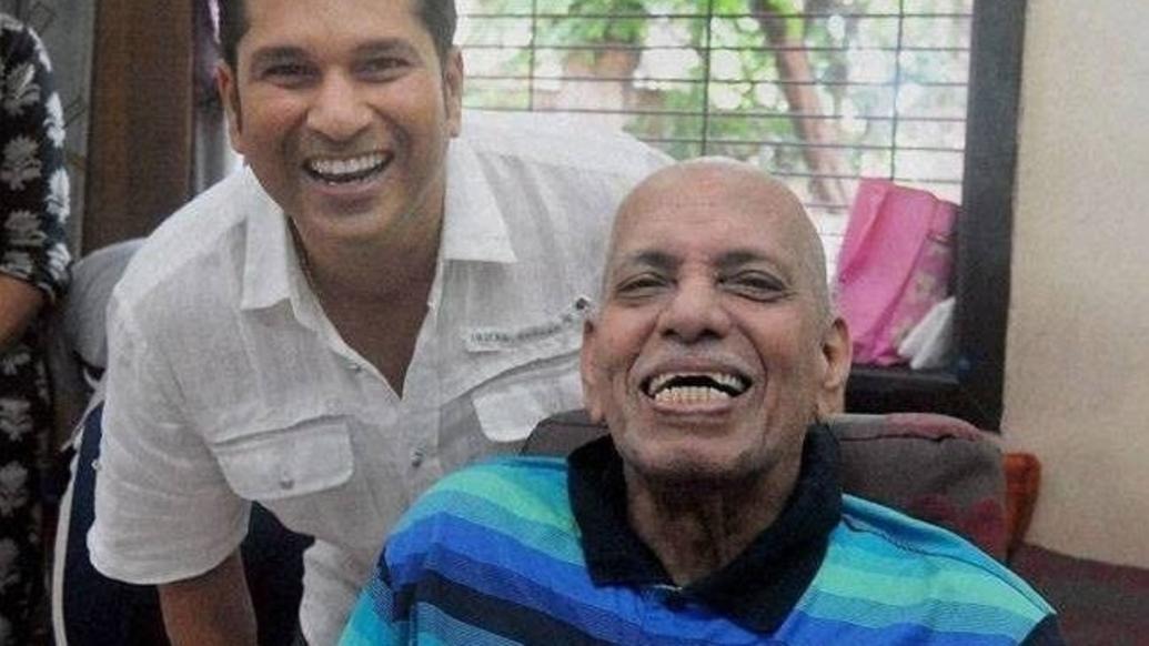 IN PICS: रोते-रोते सचिन ने गुरु आचरेकर को दिया कंधा, क्रिकेटर्स ने अंतिम यात्रा में बल्ले से दी श्रद्धांजलि