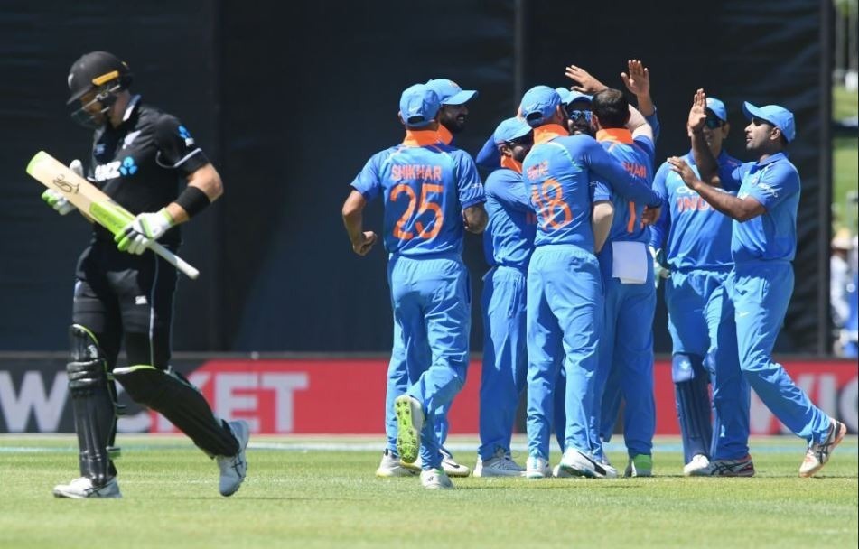 1st odi india vs new zealand kuldeep yadav wraps up the new zealand innings bowling them out for 157 in the first odi in napier 1st ODI India vs New Zealand: कुलदीप, शमी और चहल की घातक गेंदबाज़ी से 157 रनों पर ढेर हुआ न्यूज़ीलैंड