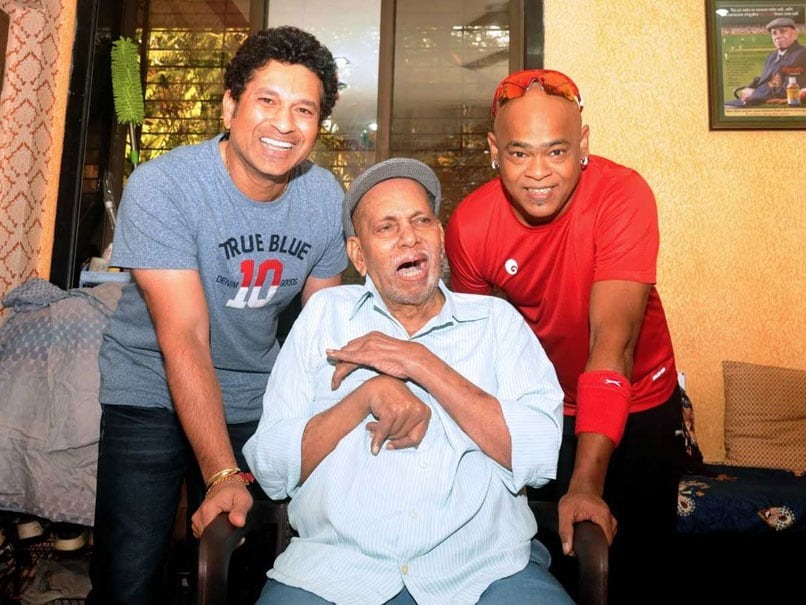 IN PICS: रोते-रोते सचिन ने गुरु आचरेकर को दिया कंधा, क्रिकेटर्स ने अंतिम यात्रा में बल्ले से दी श्रद्धांजलि