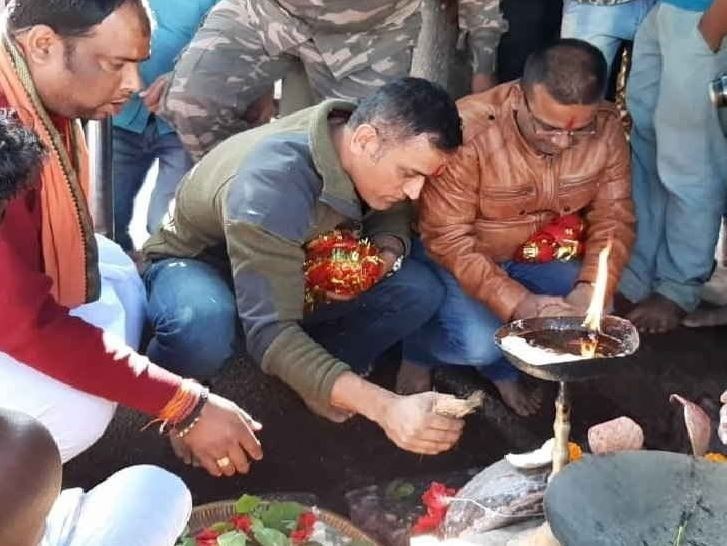 WATCH: ऑस्ट्रेलिया रवाना होने से पहले देवड़ी माता के मंदिर में एमएस धोनी ने किया भजन-कीर्तन