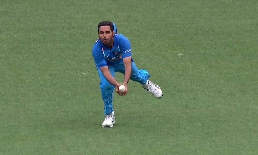 WATCH India vs Australia: शमी की गेंद पर भुवनेश्वर ने पकड़ा ऐसा कैच कि कॉमेंटेटर बोले ये 'भुवी' का विकेट है