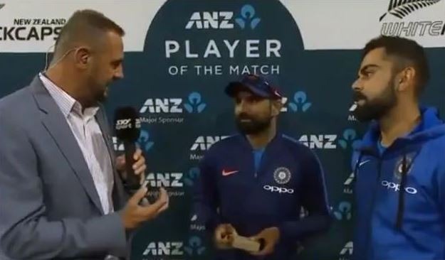 simon doull appreciates mohammed shamis english during the presentation ceremony of ind vs nz 3rd odi 2019 गेंदबाजी के बाद शमी ने अपनी अंग्रेजी से पूर्व किवी खिलाड़ी को किया 'क्लीन बोल्ड'