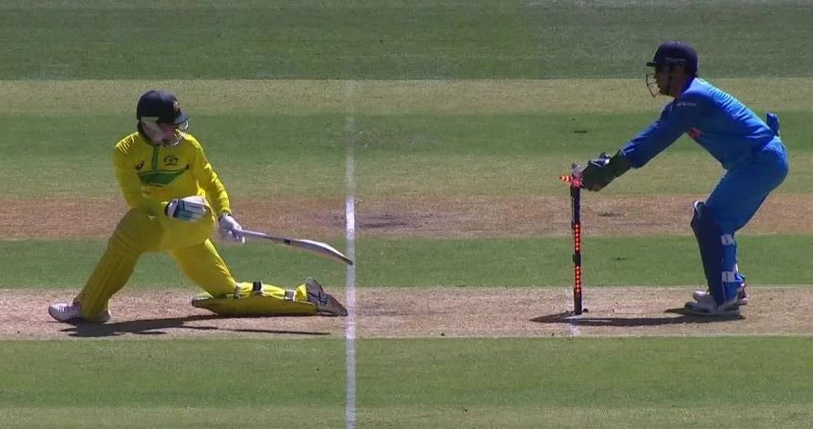 WATCH: धोनी ने की अपील, अंपायर के फैसले का इंतज़ार किए बिना वापस लौट गया बल्लेबाज़