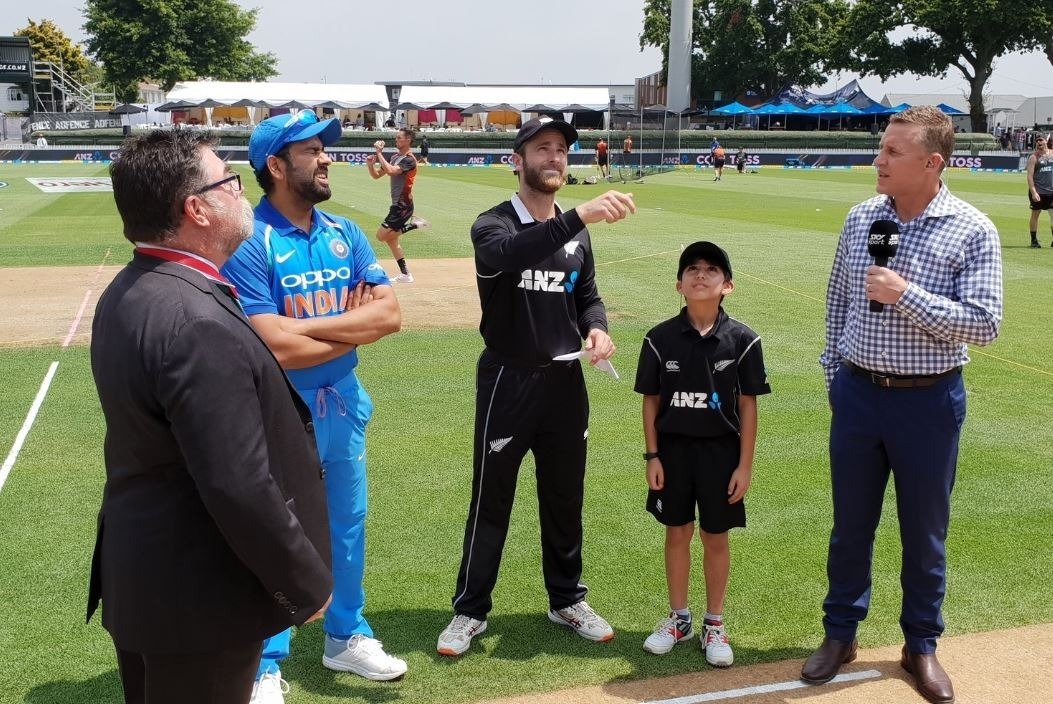 ind vs nz 4th odi new zealand won the toss and elect to bowl first IND vs NZ 4th ODI: न्यूजीलैंड ने जीता टॉस, भारत को दिया पहले बल्लेबाजी का न्योता