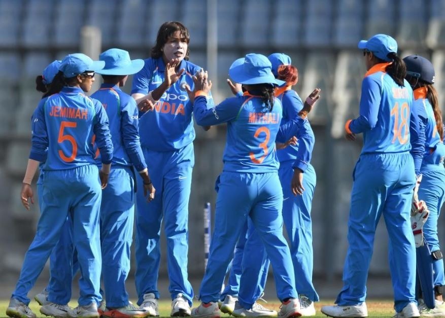 indwvsengw seamers mandhana star in indias series clinching 7 wicket victory against england INDWvsENGW: झूलन गोस्वामी और शिखा पांडे की शानदार गेंदबाज़ी के बाद बल्लेबाज़ों के कमाल से जीता भारत