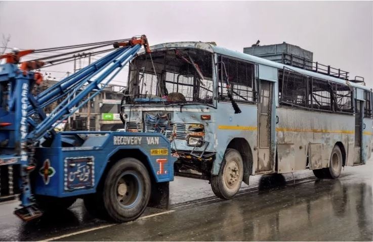 पाकिस्तान स्थित आतंकी समूह जैश-ए-मोहम्मद (जेईएम) ने इस नृशंस आतंकी हमले की जिम्मेदारी ली है और आत्मघाती हमलावर का एक वीडियो जारी किया है जिसे हमले से पहले शूट किया गया था. हमलावर की पहचान कमांडर आदिल अहमद दार के रूप में हुई है.