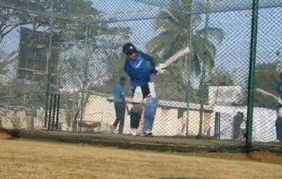 WATCH: ऑस्ट्रेलिया को धूल चटाने के लिए नेट्स में पहीना बहा रहे हैं धोनी और विराट