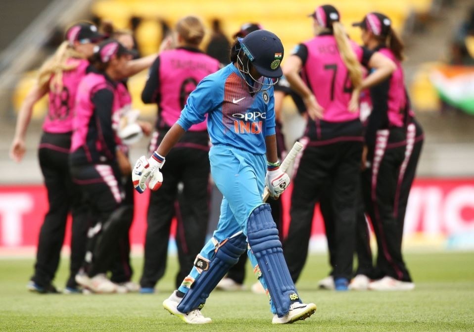 1st t20 ind women vs nz women india women lose 8 for 34 after smriti mandhanas record knock to concede 1st t20i by 23 runs 1st T20 IND Women vs NZ Women: 34 रनों के भीतर जीती हुई बाज़ी हार गई टीम इंडिया