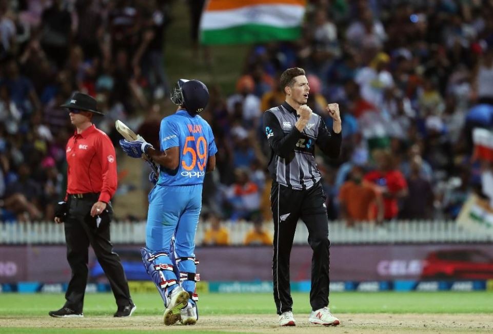 बीते दिन न्यूज़ीलैंड के खिलाफ आखिरी और करीबी मुकाबले में भारत को 4 रनों से हार का सामना करना पड़ा. इसके साथ ही भारत ने लंबे विदेशी दौरे का अंत भी कर दिया.