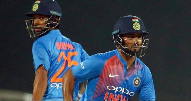 शेन वॉर्न बोले, 'विश्वकप में रिषभ पंत करें रोहित शर्मा के साथ पारी की शुरुआत'