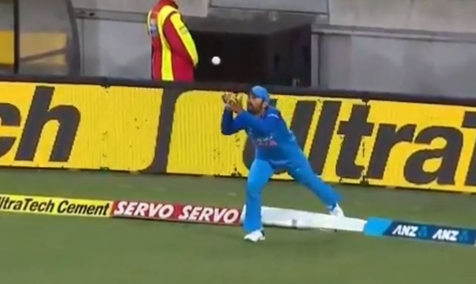 watch india vs new zealand t20 dinesh karthik take splendid catch to send back debutant mitchell WATCH India vs New Zealand: दिनेश कार्तिक ने आज पकड़ा T20 इतिहास के बेहतरीन कैचों में से एक