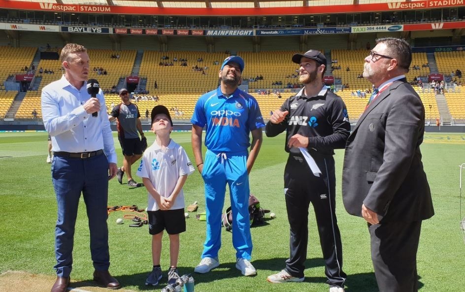 india vs new zealand 5th odi india opt to bat first after winning the toss at wellington India vs New Zealand 5th ODI: आखिरी मुकाबले में भारत ने टॉस जीतकर लिया पहले बल्लेबाजी का फैसला