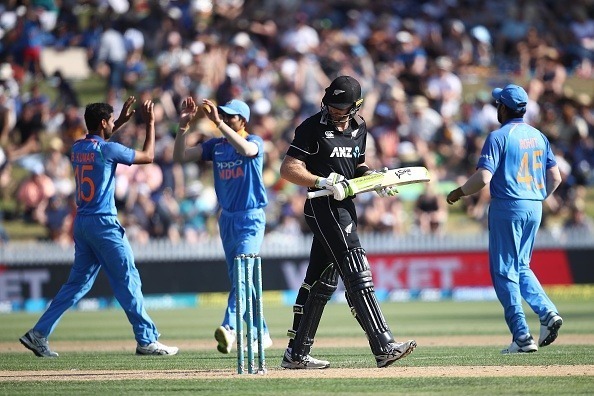 injured martin guptill in doubt for fifth odi IND vs NZ: पांचवे वनडे मैच से बाहर हो सकते हैं मार्टिन गप्टिल