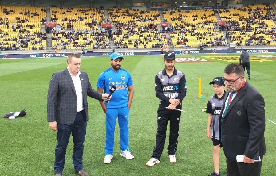 1st t20 india vs new zealand team india win the toss decide to ball first playing with three wicket keepers and three all rounders 1st T20 India vs New Zealand: रोहित ने टॉस जीतकर चुनी गेंदबाज़ी, तीन-तीन कीपर और ऑल-राउंडर्स के साथ उतर रहा है भारत