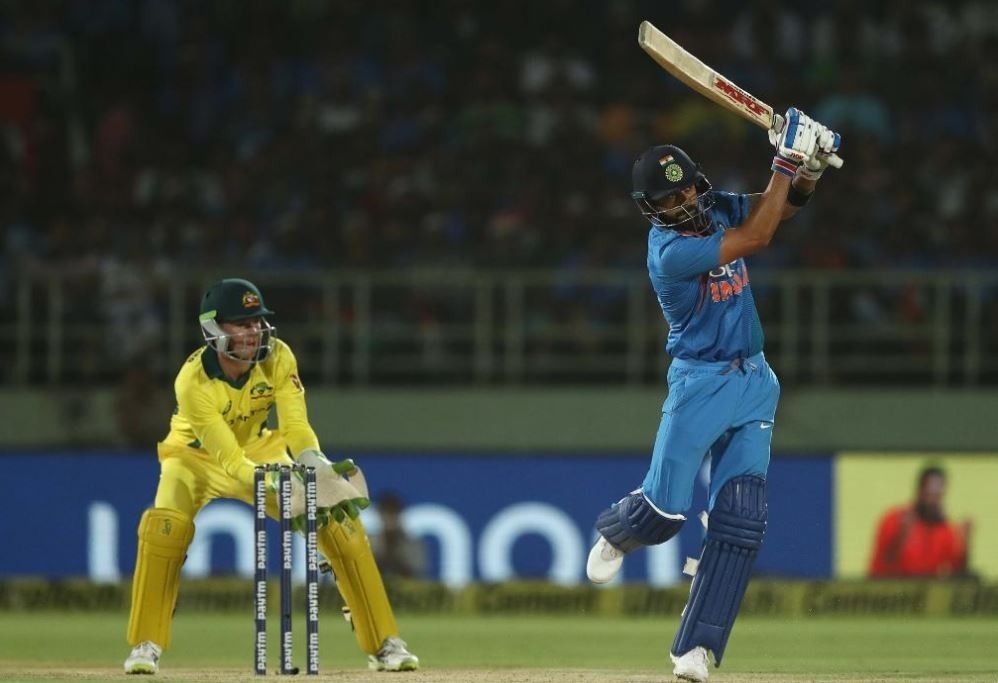 india vs australia 2nd t20 virat kohli launches yet another into the stands for his sixth six india finish at 1904 India vs Australia 2nd T20: कप्तान कोहली और धोनी तूफानी पारी से भारत ने ऑस्ट्रेलिया को दिया 191 रनों का लक्ष्य